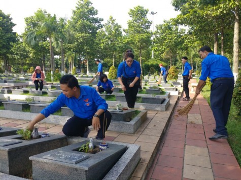 Chi đoàn cơ sở Sở Lao động - Thương binh và Xã hội: Dọn dẹp vệ sinh Nghĩa trang liệt sĩ tỉnh