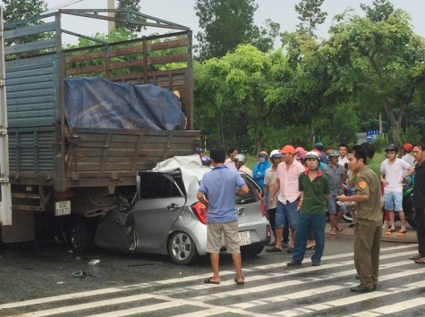 Xe du lịch lao vào đuôi xe tải, tài xế chết kẹt trong xe