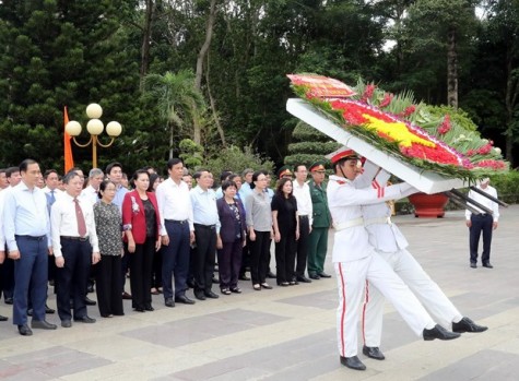 Chủ tịch Quốc hội tưởng niệm các anh hùng, liệt sỹ tại TP.HCM