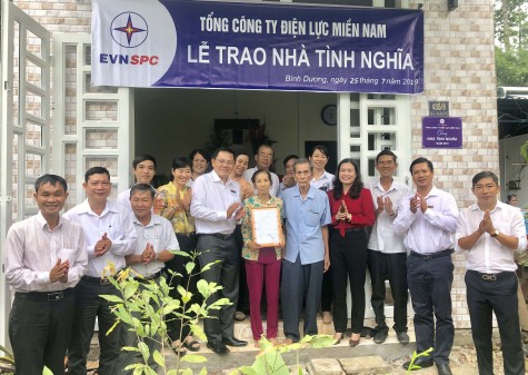 Tổng Công ty Điện lực Miền Nam: Trao nhà tình nghĩa cho gia đình có công với cách mạng