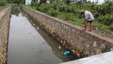 TX.Thuận An: Cần sớm khắc phục tình trạng ô nhiễm ở rạch Sáu Tro - Nhà Vuông