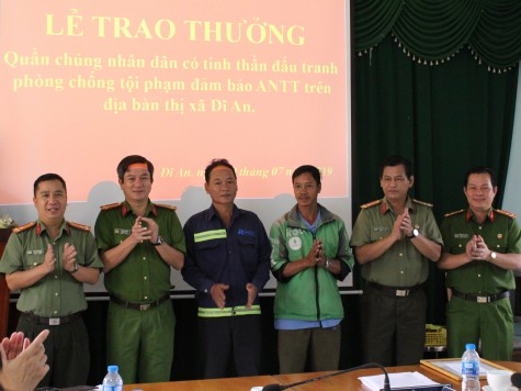 Công an TX.Dĩ An thưởng “nóng” cho người dân có thành tích truy bắt tội phạm