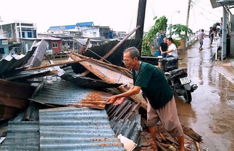 Đêm 11/8, nhiều khu vực trên cả nước có dông, lốc và gió giật mạnh