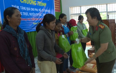 Hội Phụ nữ thăm tặng quà đồng bào biên giới