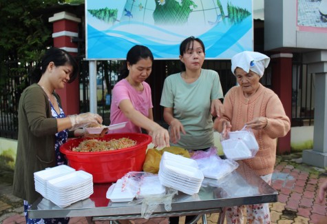 Tặng quà cho hộ nghèo