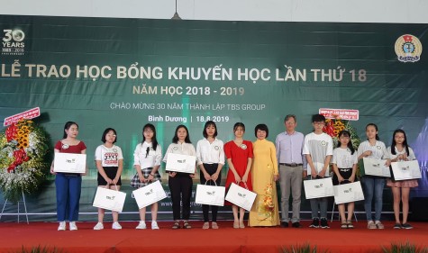 Công ty cổ phần đầu tư Thái Bình trao học bổng khuyến học