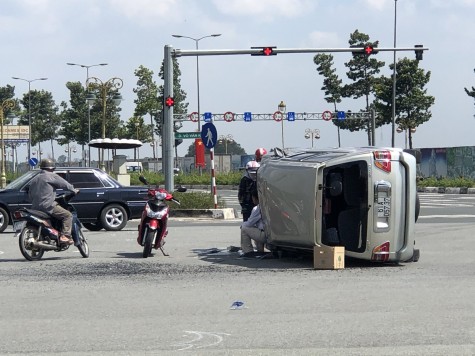 2 vụ tai nạn giao thông, 1 xe 4 chỗ lật nghiêng, 1 người tử vong