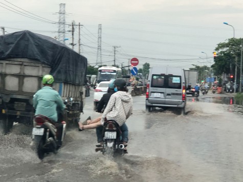 Nước ngập, gây khó cho người đi đường