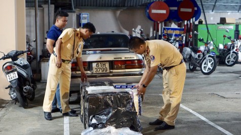 Cảnh sát giao thông truy đuổi 20 km bắt xe chở thuốc lá lậu