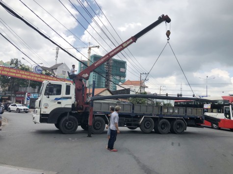 Xe container đánh rơi nhiều cây sắt khi đang lưu thông trên đường