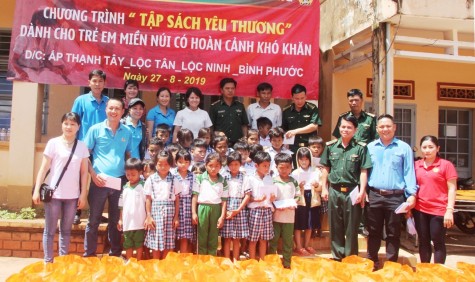 Trao “Tập sách yêu thương” cho học sinh nghèo biên giới