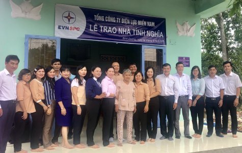 Trao nhà tình nghĩa cho gia đình có công với cách mạng