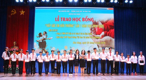 Bàu Bàng: Trao 300 suất học bổng “Tiếp sức em đến trường”