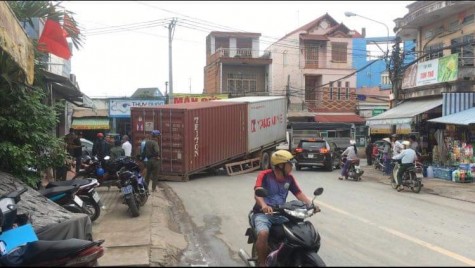 Thùng container rơi xuống đường do gãy giá đỡ