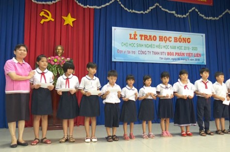 TX.Tân Uyên: Trao học bổng cho học sinh nghèo hiếu học