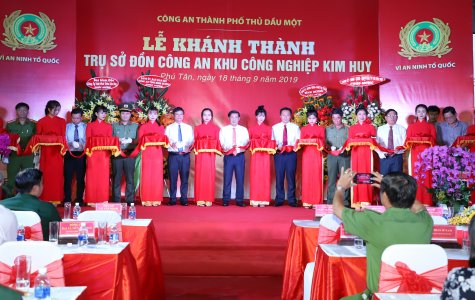 Cắt băng khánh thành trụ sở đồn Công an Khu công nghiệp Kim Huy