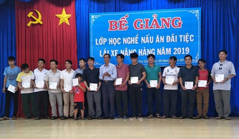 Bế giảng lớp dạy nghề cho lao động nông thôn