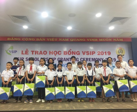 VSIP trao 183 suất học bổng cho con em công nhân lao động có hoàn cảnh khó khăn