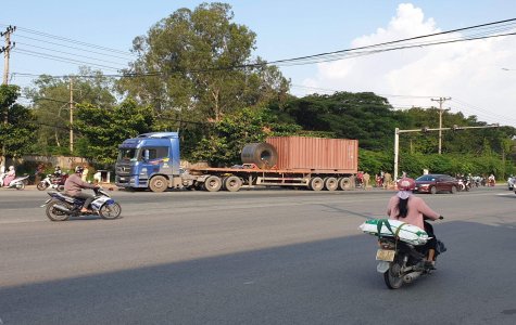 Người điều khiển phương tiện giao thông cần chú ý khi gặp xe container ôm cua