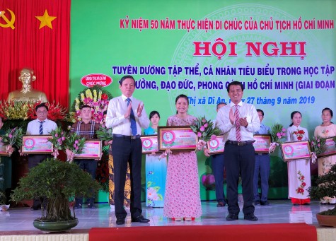 TX Dĩ An: Tuyên dương, khen thưởng tập thể, cá nhân tiêu biểu trong học tập và làm theo Bác