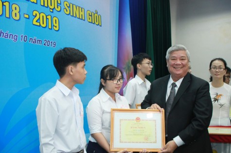 Trao 258 phần thưởng cho giáo viên giỏi, học sinh giỏi năm 2019