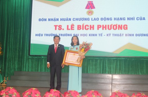 Hiệu trưởng Trường Đại học Kinh tế-Kỹ thuật Bình Dương nhận Huân chương Lao động hạng Nhì