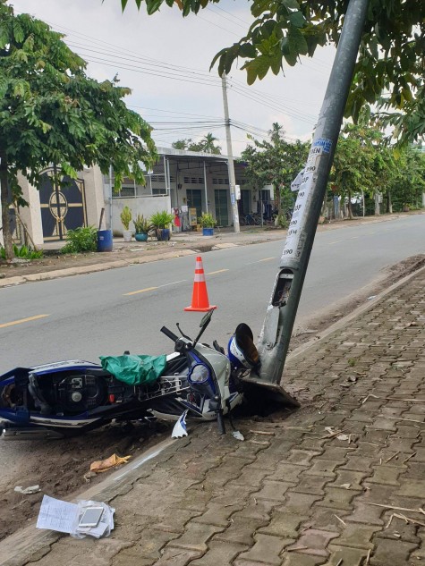 Tông vào chó thả rông, một thanh niên nguy kịch