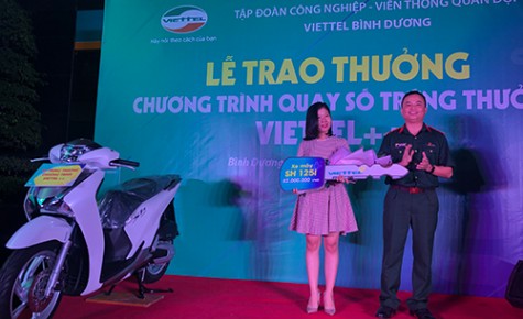 Viettel - Chi nhánh Bình Dương: Trao thưởng chương trình quay số trúng thưởng Viettel ++