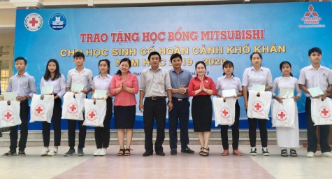 Tặng học bổng cho học sinh nghèo hiếu học