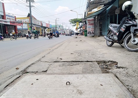 Lắp đặt mới hàng chục nắp cống trên đường Thủ Khoa Huân