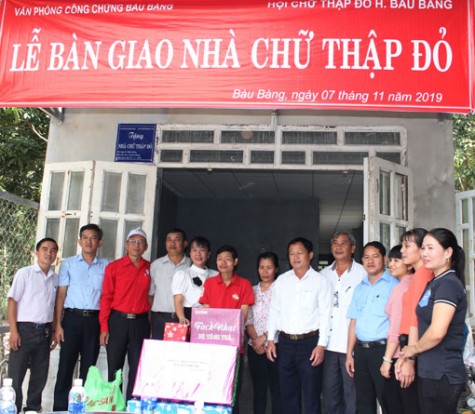 Bàu Bàng: Trao nhà chữ thập đỏ cho người nghèo