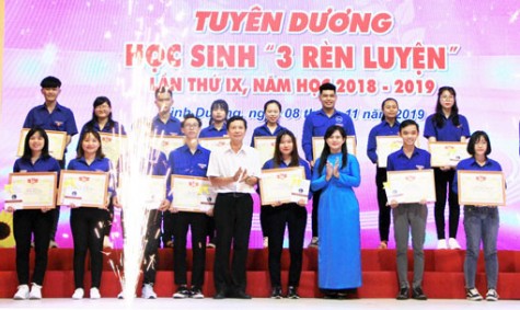 Tỉnh đoàn: Tuyên dương 121 giáo viên, giảng viên trẻ, cán bộ Đoàn THPT và học sinh “3 rèn luyện”