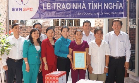 Trao nhà tình nghĩa cho gia đình có công với cách mạng