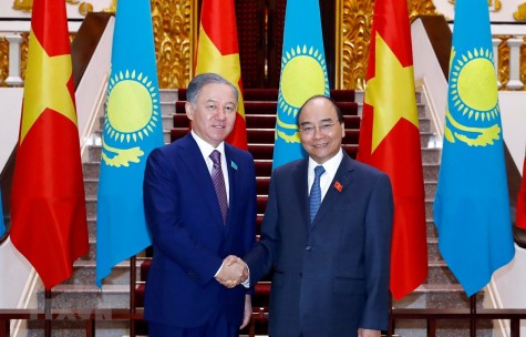 Thủ tướng Nguyễn Xuân Phúc tiếp Chủ tịch Hạ viện Kazakhstan