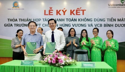 Vietcombank Bình Dương ký kết thỏa thuận hợp tác thanh toán không dùng tiền mặt