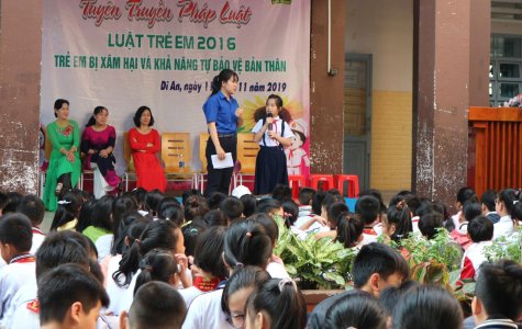 Chi đoàn Tòa án TX.Dĩ An: Tuyên truyền Luật Trẻ em cho học sinh