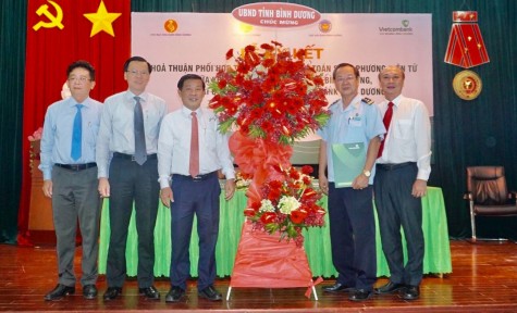 Vietcombank Bình Dương ký kết phối hợp thu ngân sách và thanh toán song phương điện tử