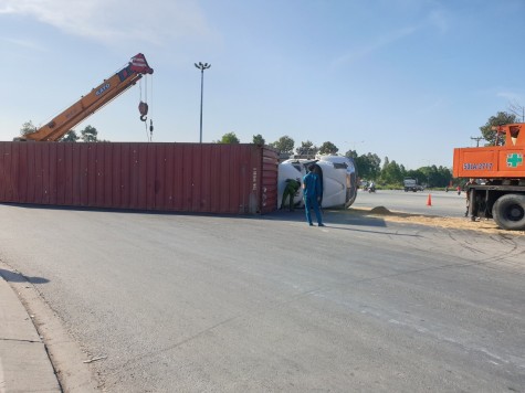 Xe container ôm cua lật ngang trên đường, nhiều người thoát chết