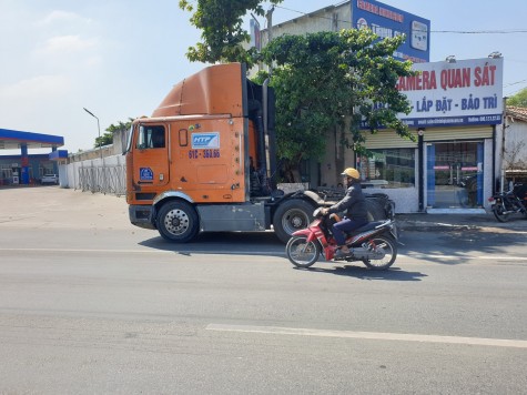 Lưu thông vào làn xe máy, xe đầu kéo gây tai nạn chết người