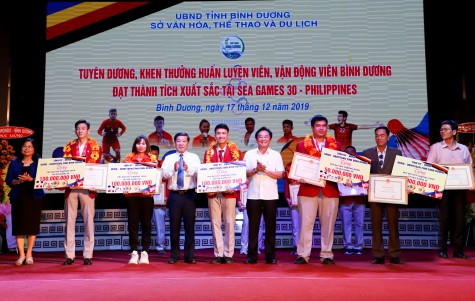 Tuyên dương, khen thưởng huấn luyện viên, vận động viên đạt thành tích xuất sắc tại SEA games 30