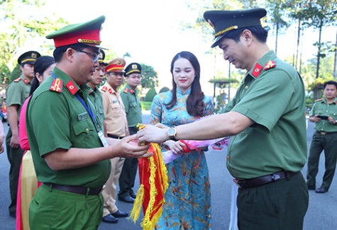 Vòng loại môn bóng chuyền nam Đại hội khỏe “Vì an ninh tổ quốc” lần thứ VIII tổ chức tại Bình Dương: Tranh tài sôi nổi