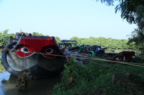 Liên tiếp bắt quả tang ghe bơm hút cát trái phép