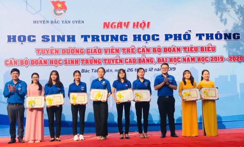 “Tuổi 18 – Vững bước dưới cờ Đảng”