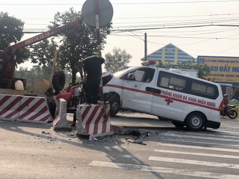 Xe cứu thương va chạm xe máy, 2 thanh niên nguy kịch