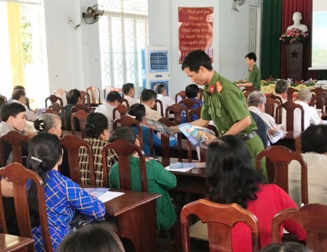 Tuyên truyền pháp luật cho hàng trăm người dân