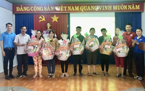 Trao  quà tết cho thanh niên công nhân khó khăn