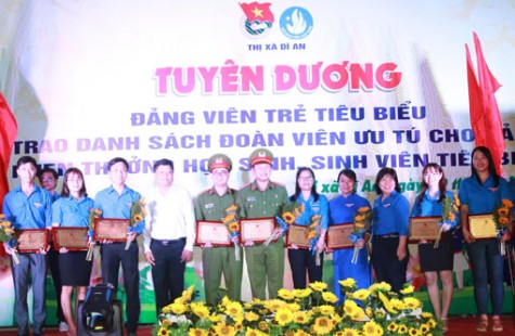 Tuổi trẻ thi đua lập thành tích mừng Đảng quang vinh