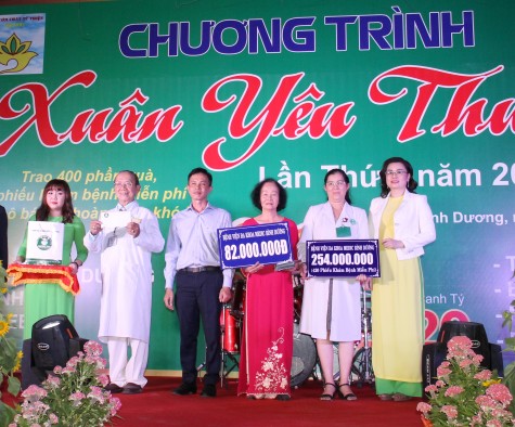 Nhiều phần quà được trao tận tay cho người nghèo vui xuân đón tết