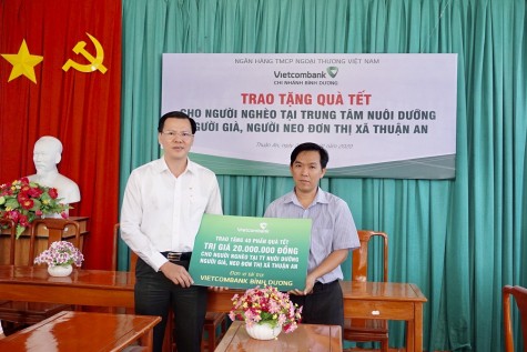 Vietcombank Bình Dương thăm, chúc tết và tặng quà cho người già neo đơn