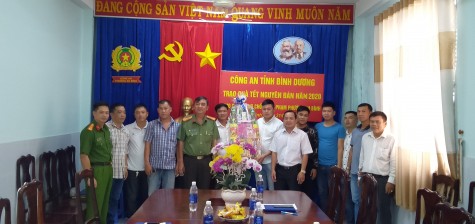 Công an tỉnh thăm hỏi, tặng quà, chúc tết các “hiệp sĩ”